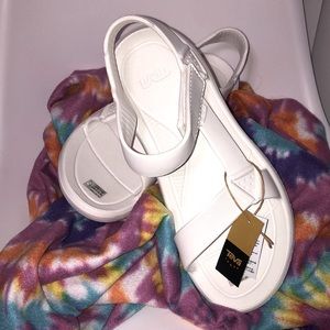 NEW with tags Teva Hurricane Drift White